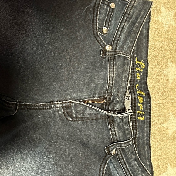 Does not have a button but can easily sew one in ! - Picture 4 of 6